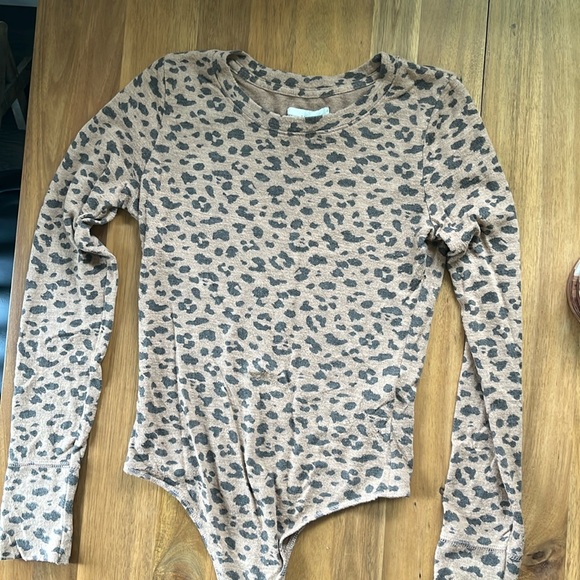 Abercrombie long sleeve cheetah bodysuit small - Picture 3 of 6